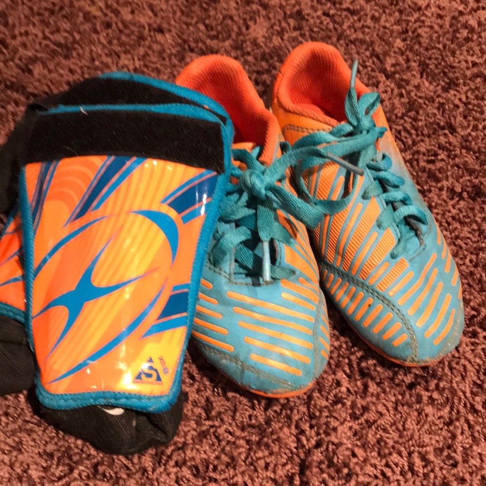 🎀 Soccer cleats and shin guards